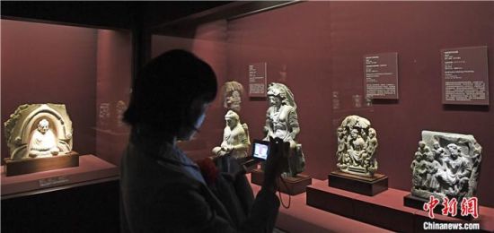 2018年8月，《平山郁夫的絲路世界——平山郁夫絲綢之路美術(shù)館文物展》在甘肅敦煌莫高窟開展。中新社記者 楊艷敏 攝