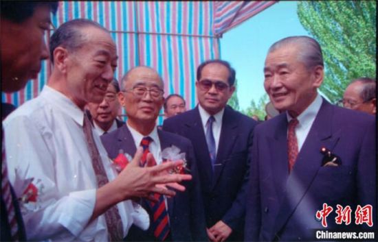 1994年8月，時(shí)任日本首相竹下登(右一)與時(shí)任敦煌研究院院長段文杰在莫高窟親切交談。中新社發(fā) 婁婕 供圖