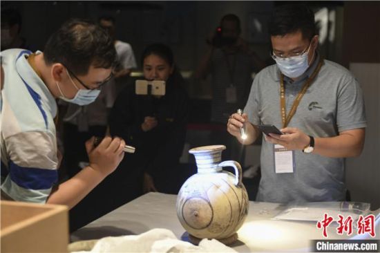 2020年6月，在長沙博物館舉行“從地中海到中國：絲路寶藏——平山郁夫絲綢之路美術(shù)館藏文物展”前，專家開箱鑒定文物。中新社記者 楊華峰 攝