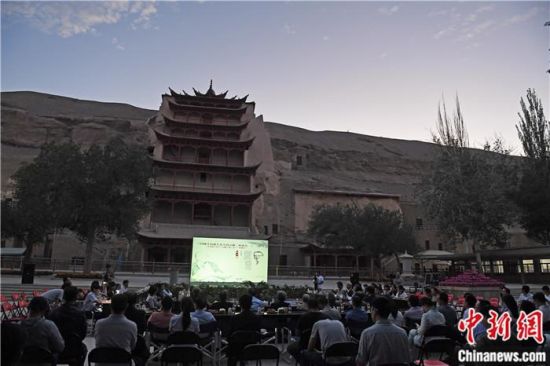 2018年8月，在敦煌莫高窟標(biāo)志性建筑“九層樓”前，《回顧平山郁夫先生的貢獻(xiàn)》座談會(huì)舉行。來自中日兩國的專家、學(xué)者共同懷念這位情系敦煌數(shù)十載的繪畫巨匠、中日友好的文化使者、世界文化遺產(chǎn)的守護(hù)者。中新社記者 楊艷敏 攝