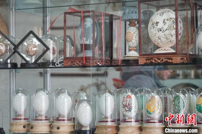 圖為吳義澤收藏柜內(nèi)的蛋雕作品?！【琶赖ぴ?攝