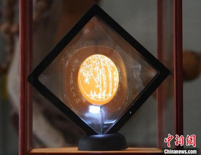 圖為吳義澤新包裝給蛋雕呈現(xiàn)立體感?！【琶赖ぴ?攝