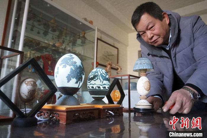 圖為吳義澤展示的最新創(chuàng)作的蛋雕作品?！【琶赖ぴ?攝