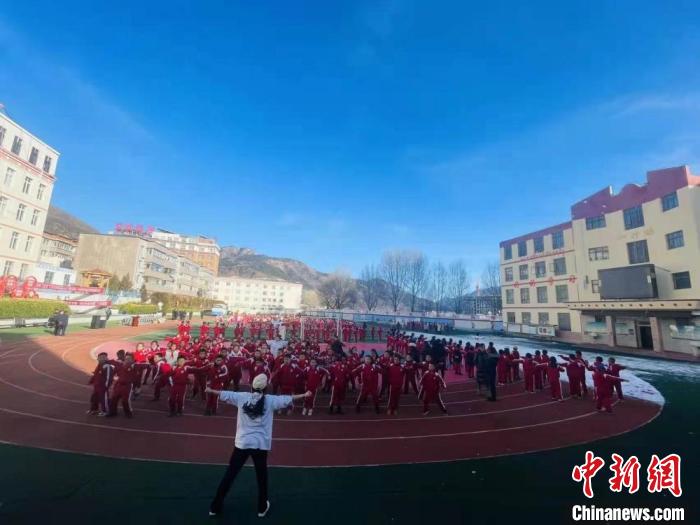 圖為街舞老師教授藏族學(xué)子跳街舞?！￡惿菩?攝