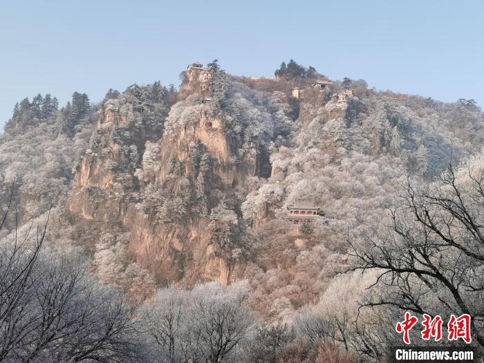 圖為崆峒山霧凇景色?！⌒煺袢A 攝