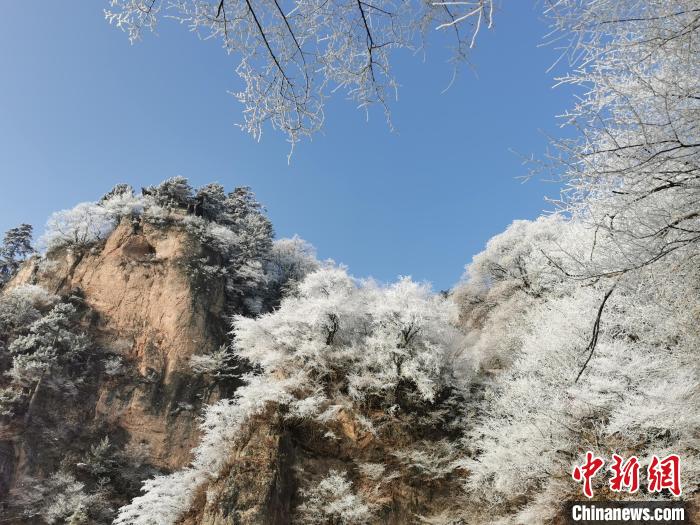 圖為藍(lán)天下霧凇籠罩山脈?！⌒煺袢A 攝