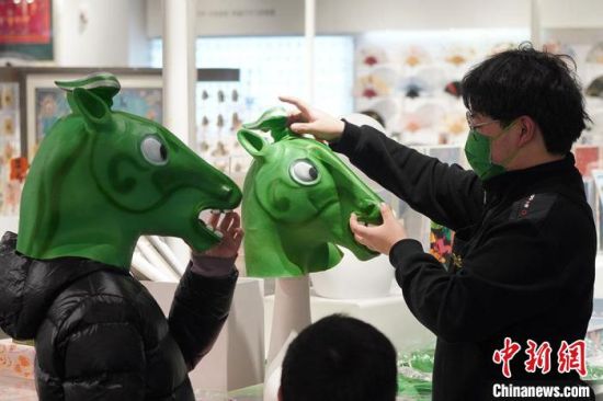 圖為“神馬來了”銅奔馬頭套?！【琶赖┰?攝