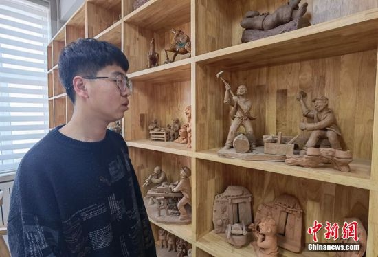 圖為學(xué)生介紹作品。 劉玉桃 攝