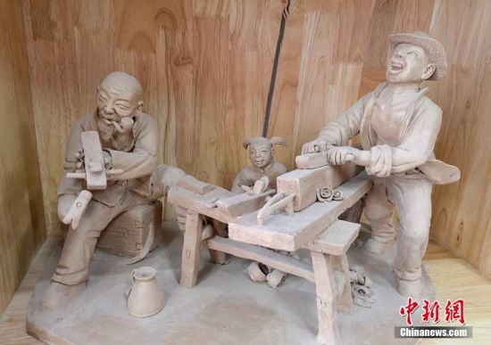 圖為泥塑作品。 劉玉桃 攝