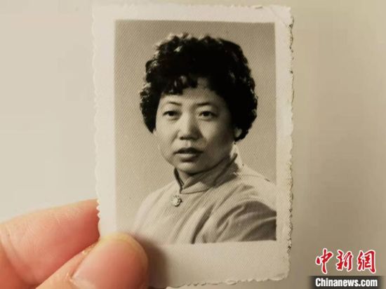 圖為20世紀(jì)80年代，蘭州照相館拍攝的人物肖像照，如今仍然有很多人選擇拍攝這樣的照片留作紀(jì)念?！⊥跄劣?攝