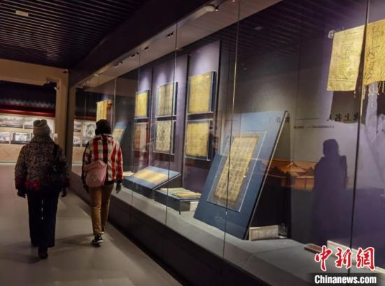 圖為蘭州市民參觀博物館展品?！⌒煅?攝