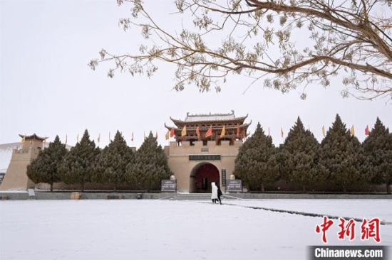 圖為2月17日，游人在鳴沙山月牙泉景區(qū)內(nèi)體驗(yàn)大漠雪景。　敦煌市文旅局供圖