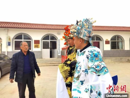 圖為69歲的“苦水高高蹺”國家級傳承人巨海全(左一)，叮囑徒弟們高高蹺練習技巧要領?！￠Z姣 攝
