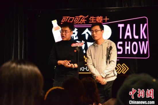 圖為脫口秀演員搭檔表演?！钅?攝