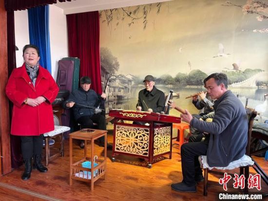 圖為蘭州鼓子表演者王常玉登臺演唱，她是這項入列國家級非物質(zhì)文化遺產(chǎn)的曲藝表演者中，為數(shù)不多的女演員?！堨下?攝