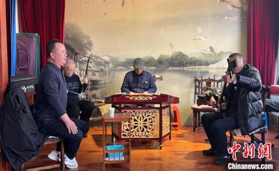 圖為蘭州鼓子愛好者在傳習(xí)所內(nèi)互相搭檔上臺演出?！堨下?攝