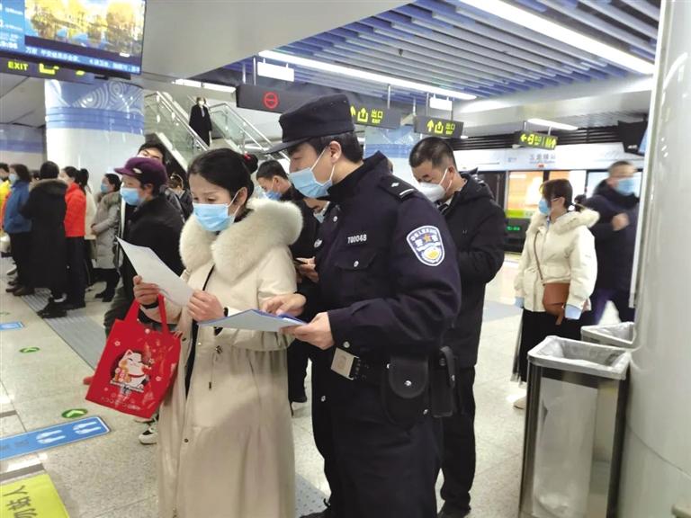 講解詐騙套路 普及“斷卡”常識(shí) 蘭州城關(guān)公安分局、交通治安分局聯(lián)合反詐宣傳進(jìn)地鐵