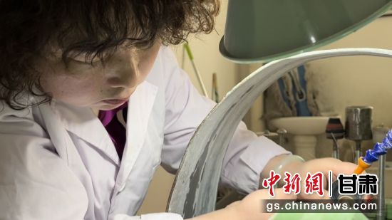 夜光杯制作學(xué)徒謝小琴坦言，雖工作枯燥，但是能夠掌握國(guó)家級(jí)非遺技藝是很自豪的。王牧雨 攝