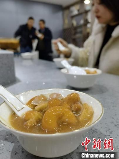 圖為酒泉美食“糊鍋”?！∫蟠河?攝
