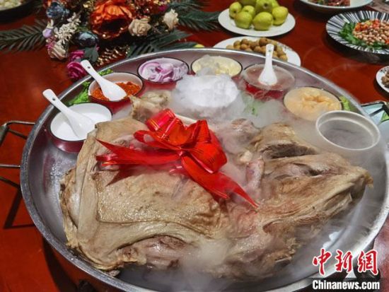 圖為酒泉美食“漢蒸全羊”?！●T志軍 攝