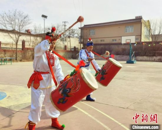 圖為劉玉均(右一)身穿青花服與隊(duì)員一起練習(xí)動(dòng)作?！堟?攝