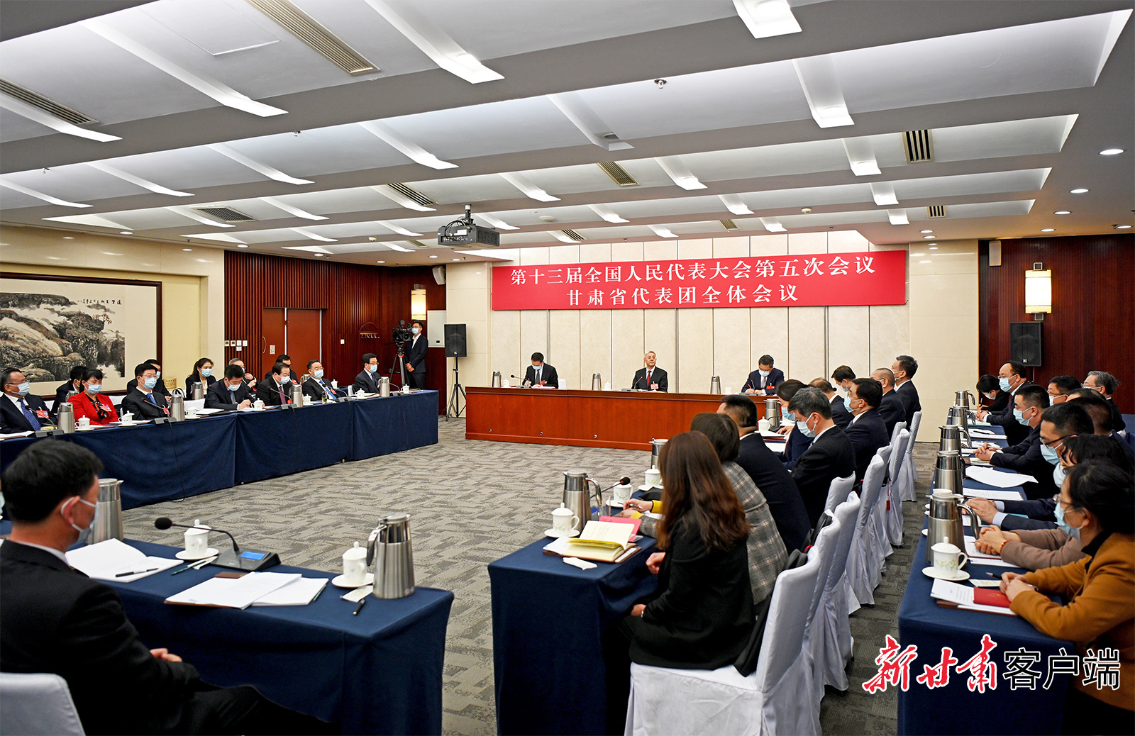 甘肅代表團舉行全體會議，尹弘主持并講話