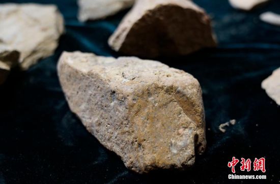 圖為靜寧縣賈河鄉(xiāng)竇坪村出土的石器。 夏劍鋒 攝