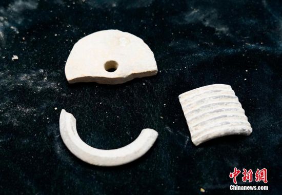 圖為靜寧縣賈河鄉(xiāng)竇坪村出土的佩飾。 夏劍鋒 攝