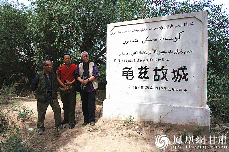 庫車是古代龜茲語，意為“龜茲人的城”，乃絲綢之路重鎮(zhèn)。2016年，蘇朗（右）、文巖（左）等藝術(shù)家前往庫車龜茲故城遺址采風(fēng)。楊文遠(yuǎn) 攝