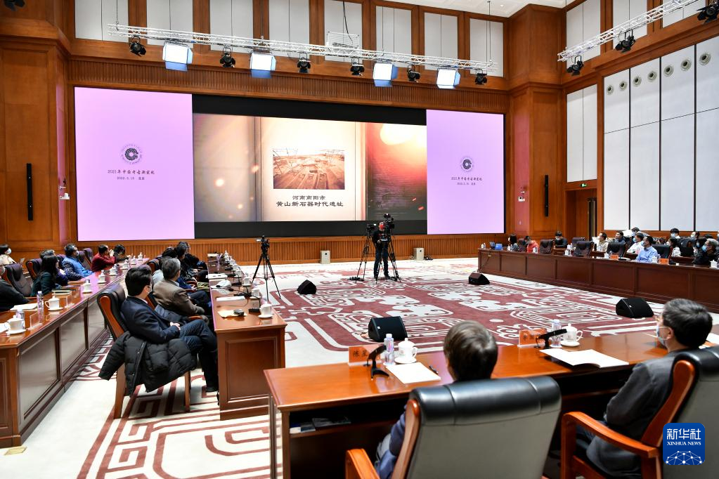 3月18日，在“中國社會科學院考古學論壇·2021年中國考古新發(fā)現(xiàn)”上，參會人員觀看宣傳視頻。