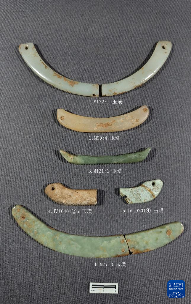 河南南陽市黃山新石器時代遺址出土的屈家?guī)X文化玉璜（資料圖）。