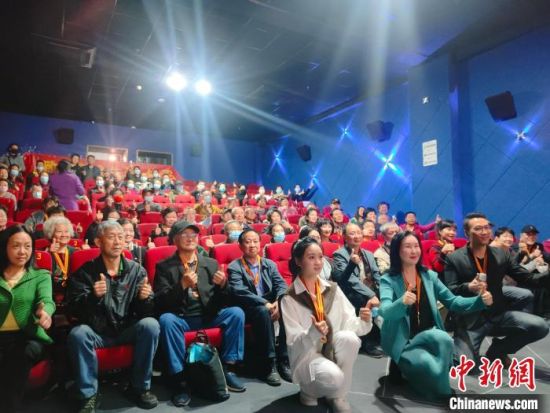 《浴血誓言》主創(chuàng)團(tuán)隊(duì)與到場的紅軍后代合影?！￡愡x斌 攝