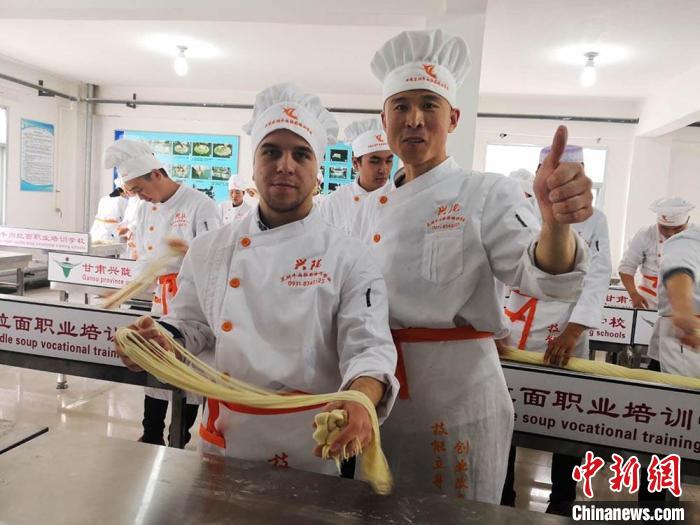 圖為外國留學生學習牛肉面的制作。(資料圖) 史靜靜 攝