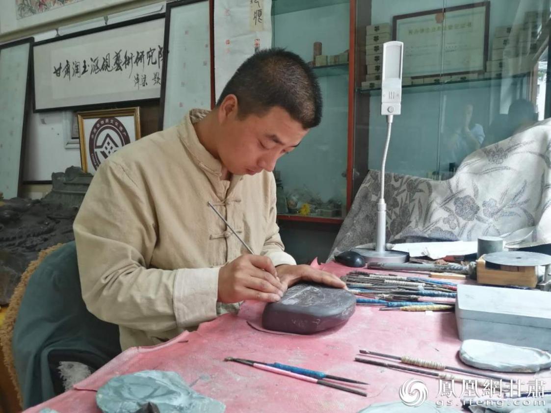 洮硯制作技藝第六代傳人、國家藝術(shù)基金資助青年藝術(shù)家、正高級洮硯雕刻藝術(shù)師李江平十年如一日專注于洮硯制作 圖源自網(wǎng)絡(luò)