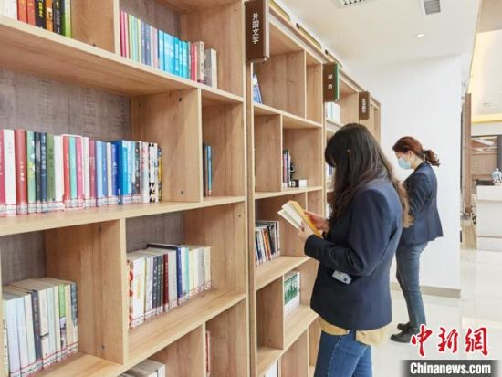 圖為在甘肅公航旅建設(shè)集團(tuán)有限公司的職工書(shū)屋，職工挑選書(shū)籍?！⌒煅?攝