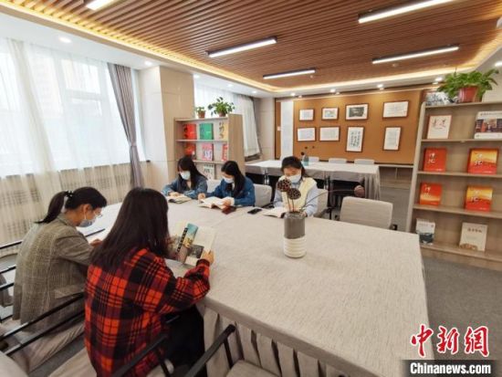 近日，在國(guó)網(wǎng)甘肅電力黨校職工書(shū)屋，正在舉行青年職工讀書(shū)交流活動(dòng)?！⌒煅?攝