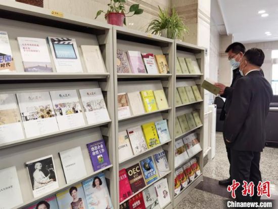 圖為國(guó)網(wǎng)甘肅電力黨校的職工書(shū)架?！⌒煅?攝