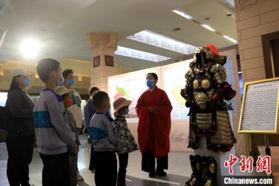 該“唐朝明光鎧”吸引游人圍觀，盡顯中國(guó)古代工匠獨(dú)特設(shè)計(jì)和傳統(tǒng)甲胄文化的魅力?！垥粤?攝