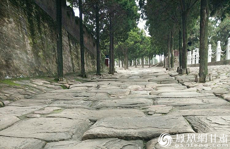 司馬遷祠的山崗下面有一段司馬古道，石條為北宋時(shí)鋪設(shè)，歷經(jīng)800余年的雨水沖刷、風(fēng)化、人走車碾，石條上的車轍印是這里曾經(jīng)繁華的歷史見證，又好像昭示太史公一生的坎坷與悲壯。楊文遠(yuǎn) 攝