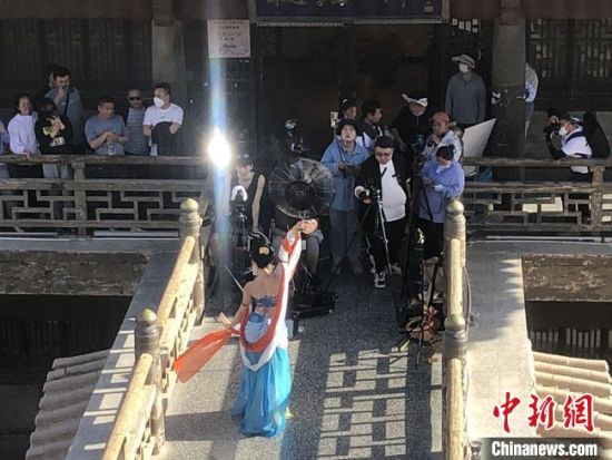 圖為5月以來，“奧大?！敝辈ガF(xiàn)場引游客圍觀。　敦煌市委宣傳部供圖