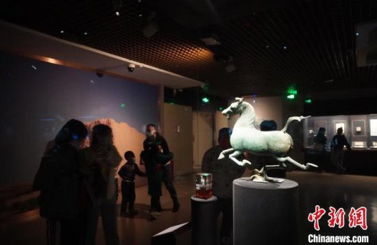 甘肅省博物館展出的“銅奔馬”吸引觀眾拍照留影。
