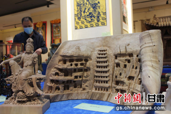 連日來，甘肅省工藝美術(shù)行業(yè)評審認定工作會議在蘭州舉行。圖為以敦煌莫高窟為題材的木雕作品《守護》。徐雪 攝