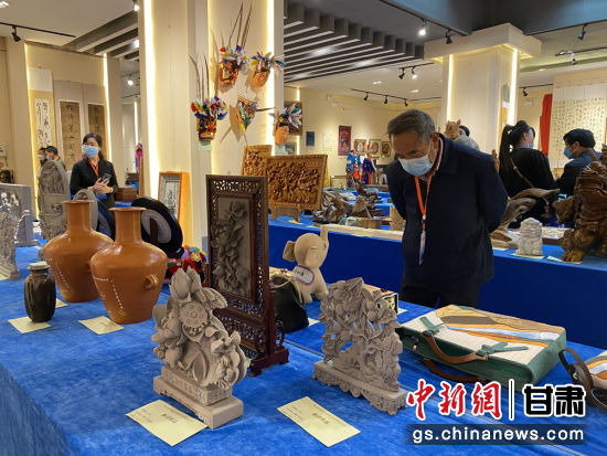 來自全省的近800件作品進入專家評審環(huán)節(jié)，作品涵蓋雕塑雕刻、漆器、工藝花畫等多個類別。徐雪 攝