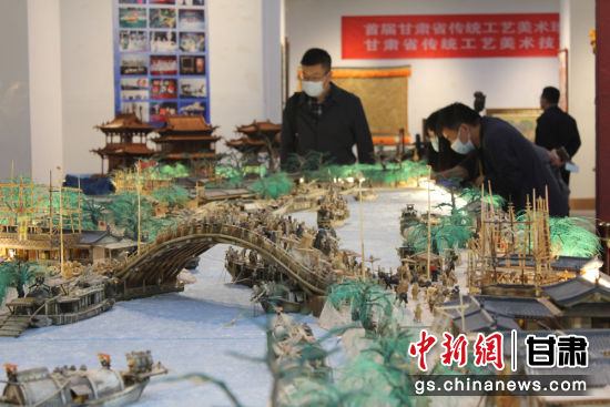 圖為參評作品牦牛角立體微雕“清明上河圖”。徐雪 攝