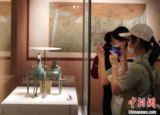圖為參觀者參觀“大道攸歸：五涼文化展”展陳文物?！【琶赖┰?攝