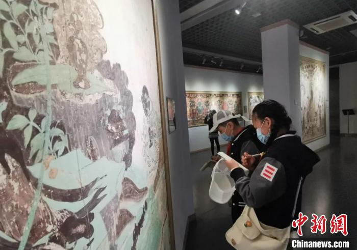 圖為學(xué)生參觀敦煌藝術(shù)館。(資料圖) 蘭州大學(xué)附屬學(xué)校供圖