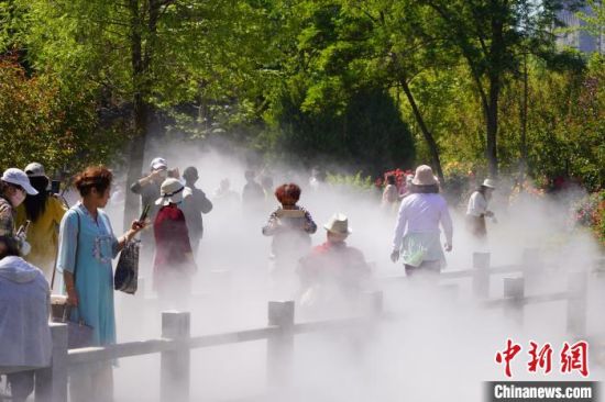 蘭州市寓言故事園化身“瑤池”仙境美景，吸引不少市民前來觀賞、拍照。　九美旦增 攝