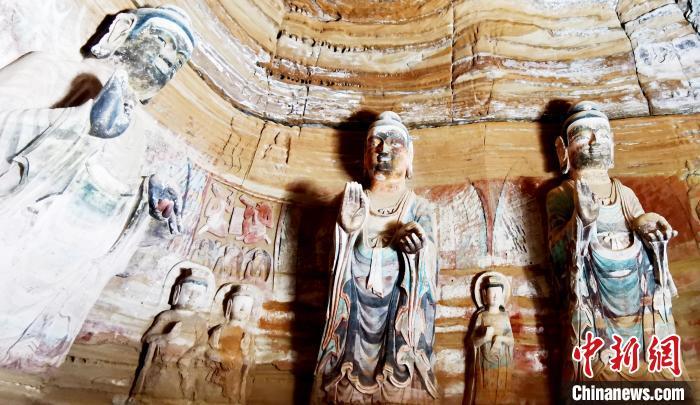 北石窟寺窟內(nèi)造像因受水顯得斑駁?！“瑧c龍 攝