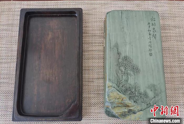 圖為甘肅甘南州洮硯藝人為提升洮硯文化內涵，制作“一盒一拓”成品展示。(資料圖) 張婧 攝
