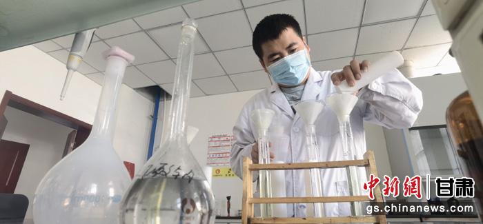 圖為甘肅科技集團(tuán)化工研究院有限責(zé)任公司工作人員正在做實驗。魏建軍 攝